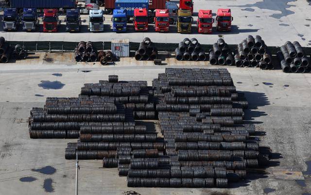 9일 경기 평택시 평택항에 철강 제품이 쌓여있는 모습. 연합뉴스