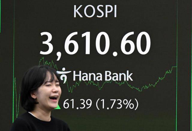 코스피가 사상 처음 3,600선을 돌파하며 종가 기준 역대 최고치인 3,610.60으로 마감한 10일 서울 중구 하나은행 딜링룸 현황판에 코스피 지수가 표시돼 있다. 박시몬 기자 simon@hankookilbo.com