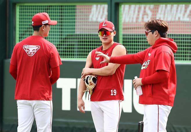 경기에 앞서 대화를 나누는 조병현(가운데)과 이로운. 가장 왼쪽은 김건우. SSG 제공&nbsp;