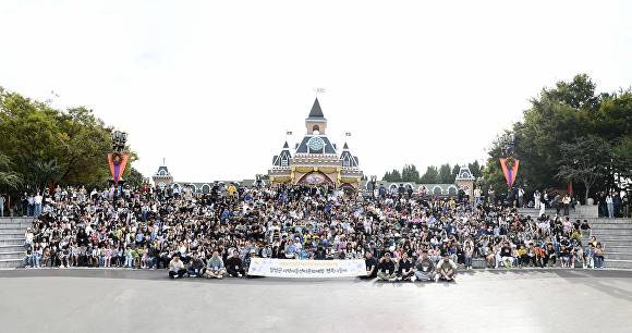 이월드 테마파크에서 문화체험 프로그램에 참여한 지역아동센터 참여자들이 기념촬영을 하고 있다 [사진=달성군]