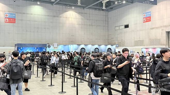 ▲ 이른 아침부터 사람들이 하나 같이 먼저 찾은 스타레일 부스