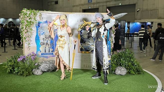 ▲ 엠포리어스에 온 개척자를 반기는 아글둥....아글라이아와 파이논