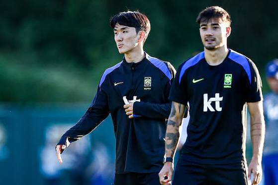 브라질전은 중원에서 황인범(왼쪽)과 옌스 카스트로프의 조화를 살펴볼 기회다. [사진 KFA]
