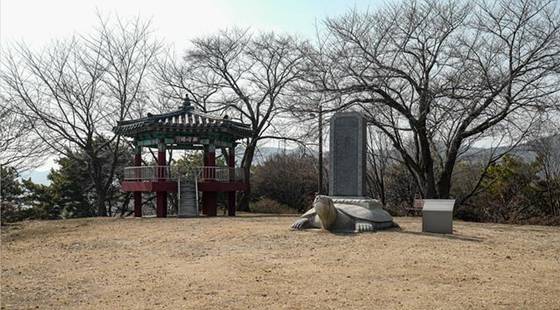 충남 부여군 홍산면 태봉산성 정상에 있는 홍산대첩비. 1376년 이곳에서 최영이 왜구를 크게 물리친 것을 기념해 1977년에 세웠다. [사진 한국학중앙연구원]