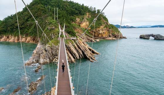 서해 고군산군도 다섯 개의 섬을 잇는 해상인도교가 내년 전면 개통을 앞두고 있다. 말도에서 방축도까지 14㎞ 길이의 트레일이 완성되는 셈이다. 2021년 먼저 개통한 방축도 출렁다리(83m).