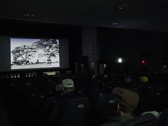 추석 연휴 마지막 날인 9일 오후 서울 종로구 낙원동에 있는 실버영화관을 찾은 〈하이눈〉을 관람하고 있다. 이영근 기자