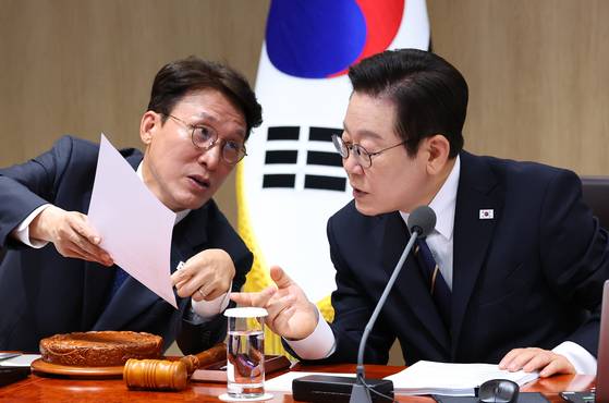 이재명 대통령과 김민석 국무총리가 30일 용산 대통령실에서 열린 제44회 국무회의에서 대화하고 있다.연합뉴스