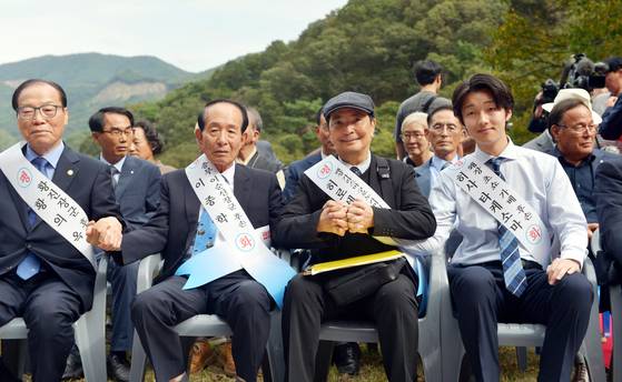 임진왜란 때 출정한 일본인 장수 후손인 히로세 유이치(오른쪽 두번째)와 히사다케 소마(오른쪽)가 10일 충북 옥천군 가산사에서 열린 한일 평화의 날 행사에 참석해 이순신 장군 후손인 이종학씨, 황진 장군 후손 화의옥씨와 손을 잡고 있다. 김성태 객원기자