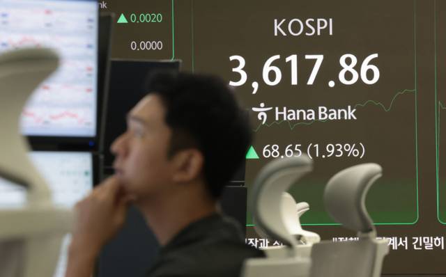 ▲ 10일 서울 중구 하나은행 딜링룸 현황판에 코스피 지수 등이 표시되고 있다. 연합뉴스