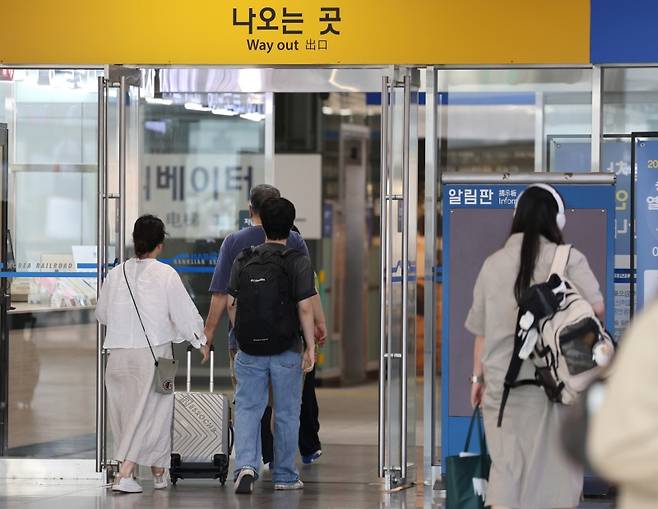▲ 추석 연휴 마지막 날인 10월 9일 KTX 울산역에서 귀경객들이 열차를 타러 이동하고 있다 [연합뉴스]