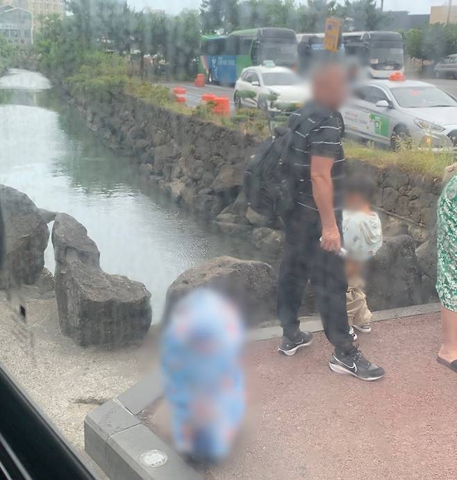 제주 함덕해수욕장 인근 버스 정류장에서 중국인 관광객으로 추정되는 남자아이가 용변을 보는 모습. 시청자 제공
