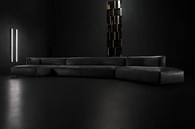 헨지의 '다운타운' 소파. 독특한 마감과 모듈 구성이 특징이다. 등받이 뒷면을 메탈로 마감했고 특히 한국 시장에서 사랑받고 있다./제공=헨지