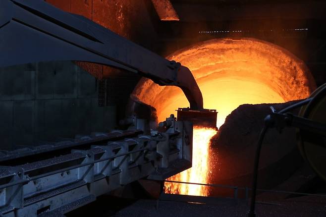 포항제철소 3제강공장에서 쇳물 예비처리 공정이 진행되고 있다. 사진=포스코