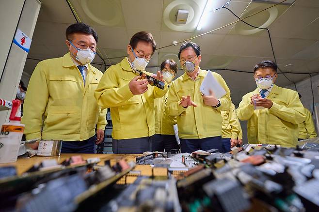 이재명 대통령이 10일 대전 유성구 국가정보자원관리원 대전 본원을 찾아 복구 작업이 진행 중인 장비들을 살펴보고 있다. 대통령실 제공