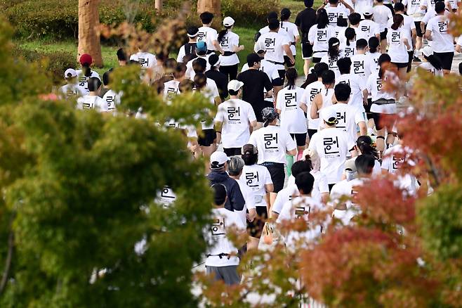 Participants in the 2025 Hangeul Run jog through Sejong Lake Park on Thursday amid mild autumn weather. (Park Hae-mook/The Korea Herald)