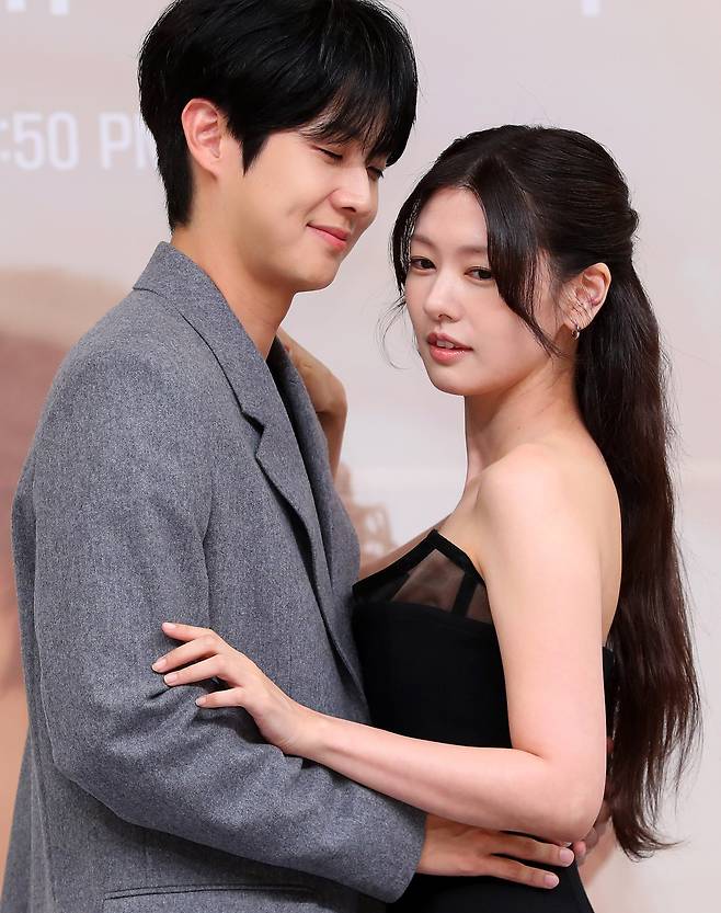 Choi Woo-shik (left) and Jung So-min pose for a photo during a press conference held in Mok-dong, Seoul, Friday. (Newsis)