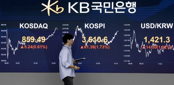 Electronic display boards in a dealing room at Kookmin Bank in Yeouodo, western Seoul shows the stock market on Friday. The benchmark Kospi broke 3,600 points, setting an all-time high on the first trading day since the weeklong Chuseok havest holiday. [JOONGANG ILBO]