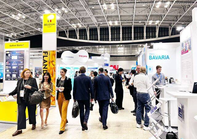 아시아 최대 제약바이오 행사인 ‘바이오재팬 2025’가 지난 8일 일본 요코하마에서 개막했다. 10일까지 3일간 진행되는 행사엔 글로벌 바이오기업들이 부스를 열고 미팅을 가지며 글로벌 파트너십을 모색한다. 지난 8일 참관객들이 행사장을 둘러보고 있다.