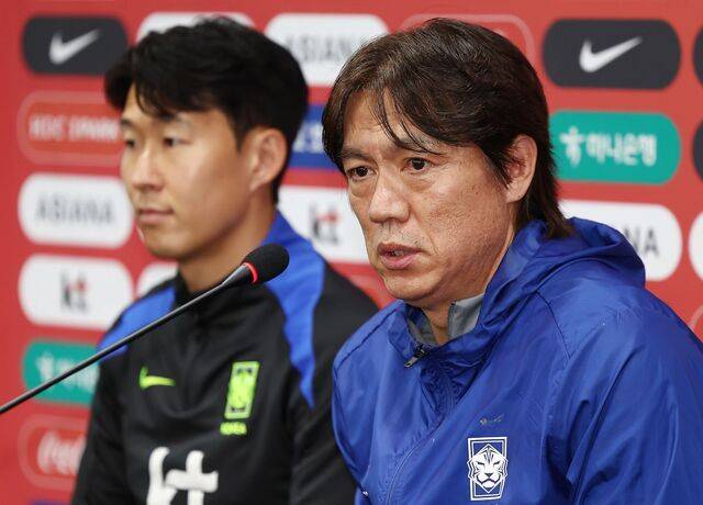 홍명보(오른쪽) 한국 축구 대표팀 감독이 9일 서울월드컵경기장에서 열린 브라질과의 친선 평가전 공식 기자회견에서 취재진 질문에 답하고 있다. 연합뉴스