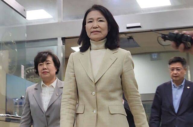 이진숙 전 방송통신위원장이 체포 이틀 만에 석방된 지난 4일 서울 영등포구 영등포경찰서를 나서고 있다. 연합뉴스