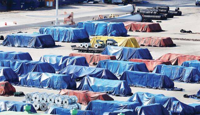 유럽연합(EU) 집행위원회가 수입 철강 제품에 대한 무관세 쿼터(할당량)를 절반으로 축소하겠다고 발표한 7일(현지시간) 경기도 평택항에 철강 제품이 쌓여 있다. 할당량 초과물품에 대한 관세는 25%에서 50%로 인상된다. 연합뉴스