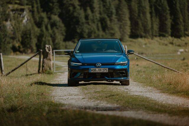 위에서부터 골프R의 전면, 후면, 내부 모습. 폭스바겐코리아 제공