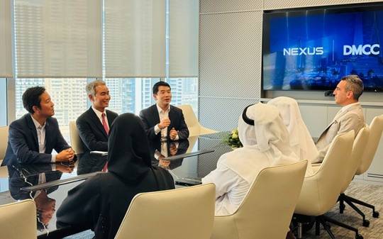 넥써쓰와 두바이복합상품센터가 블록체인·게임 생태계 확장을 위한 파트너십을 체결하고 있다. 왼쪽 3명 중 가운데가 넥써쓰 장현국 대표. 사진 제공 : 넥써쓰