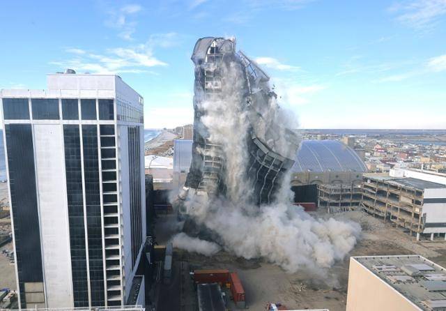 미국 뉴저지주 애틀랜틱시티의 ‘트럼프 플라자 호텔&카지노’ 건물이 2021년 폭파 해체되고 있다.