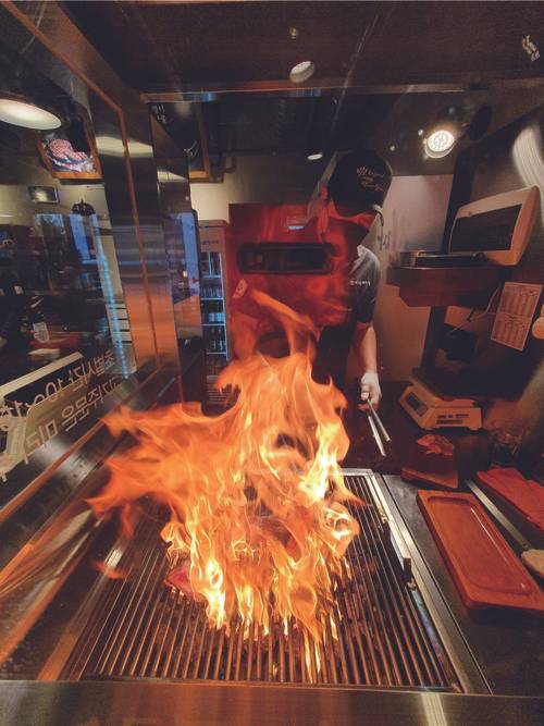하남돼지집에서 조리하는 모습. <부자비즈>