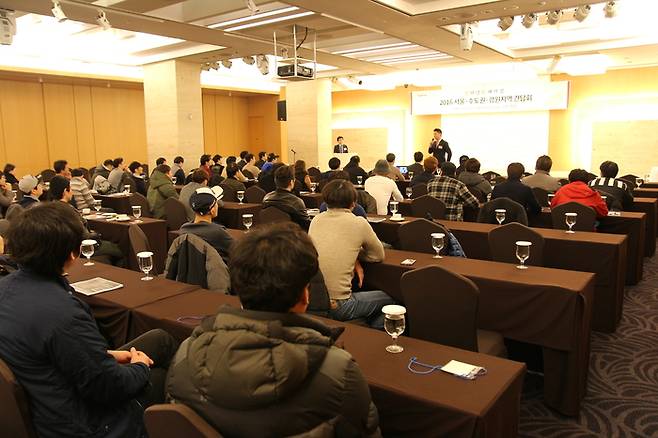 하남돼지집 가맹점 간담회에 점주들이 참여해 본사 방침을 공유하고 있다. <부자비즈>