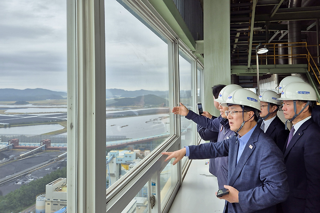 10일 김성환 기후에너지환경부 장관(앞줄 첫번째)이 오는 12월 가동 종료 예정인 충남 태안석탄발전소를 둘러보고, 청정전력 전환을 선포했다. [기후부 제공]