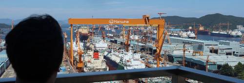 경남 거제시 아주동 한화오션 거제 사업장에 건조 중인 선박이 보인다. [사진 = 연합뉴스]