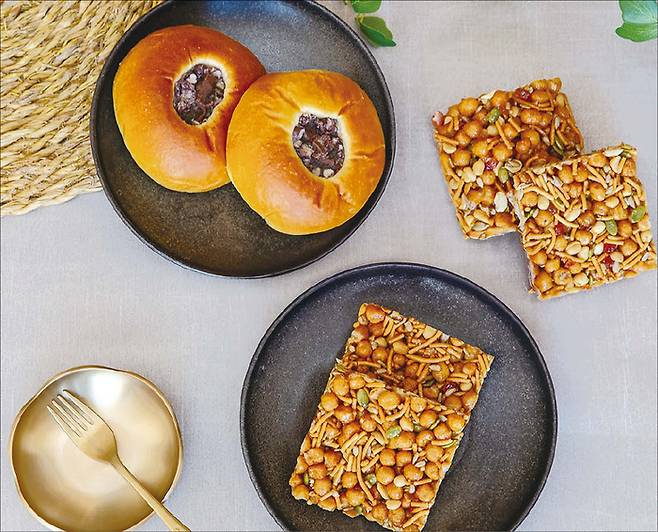 롯데호텔 제주에서 판매하는 오메기떡 단팥빵과 우도 땅콩 오란다. (롯데호텔앤리조트 제공)