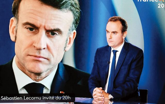최근 사임 의사를 밝힌 세바스티앵 르코르뉘 프랑스 총리가 8일(현지시간) 에마뉘엘 마크롱 대통령 사진을 배경으로 공영방송 프랑스2와 인터뷰하고 있다. (사진=AFP연합뉴스)