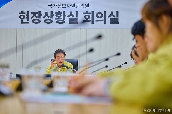 [서울=뉴시스] 이재명 대통령이 10일 대전 국가정보자원관리원 현장상황실 회의실에서 간담회를 주재하고 있다. (사진=대통령실 제공) 2025.10.10. photo@newsis.com *재판매 및 DB 금지 /사진=