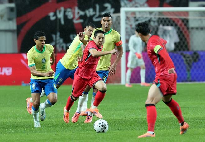 10일 서울월드컵경기장에서 열린 대한민국-브라질 친선경기 전반전 이강인이 손흥민에게 패스한 후 리턴을 받고 있다. /사진=뉴스1