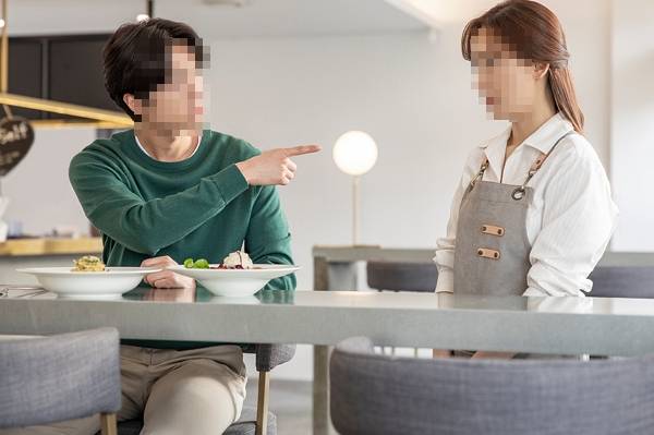 백반집에서 4시간 동안 노트북 작업을 하는 진상 손님 때문에 고민이라는 사장의 사연이 전해졌다. 사진은 기사의 이해를 돕기 위함. /사진=클립아트코리아