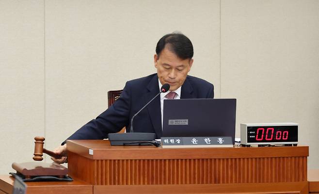 국회가 본격적인 국감 일정에 들어간다. 사진은 지난달 29일 오후 서울 여의도 국회에서 열린 정무위원회 전체회의에 나섰던 윤한홍 국회 정무위원회 위원장. /사진=뉴시스