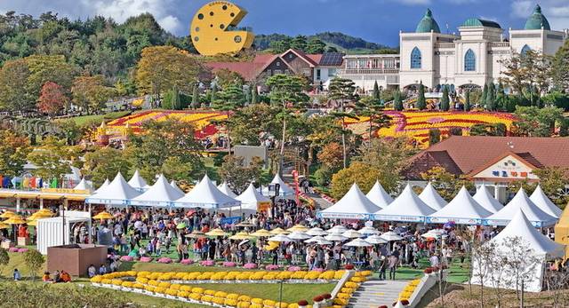‘2025 임실N치즈축제’가 개막한 지난 8일 임실치즈테마파크, 축제장을 찾은 수많은 관광객들로 북새통을 이루고 있다.  임실군청 제공