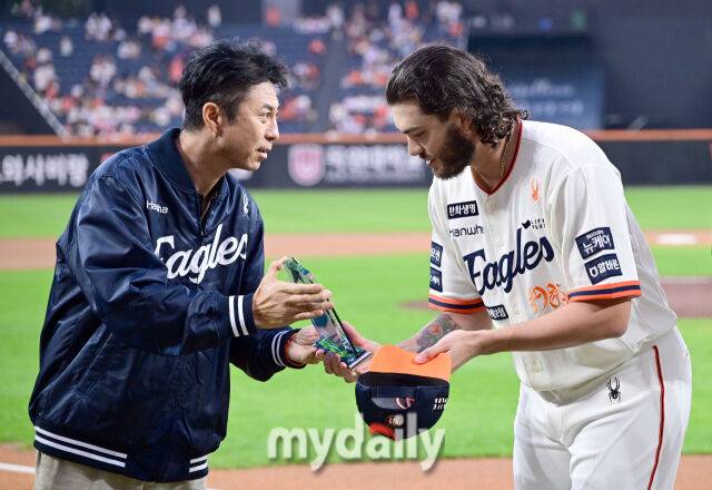 2025년 9월 26일 오후 대전 한화생명 볼파크에서 열린 '2025 신한 SOL뱅크 KBO 리그' LG 트윈스와 한화 이글스의 경기. 한화 폰세가 226K 단일시즌 최다 탈삼진 수상을 한 뒤 기뻐하고 있다./대전=유진형 기자 zolong@mydaily.co.kr