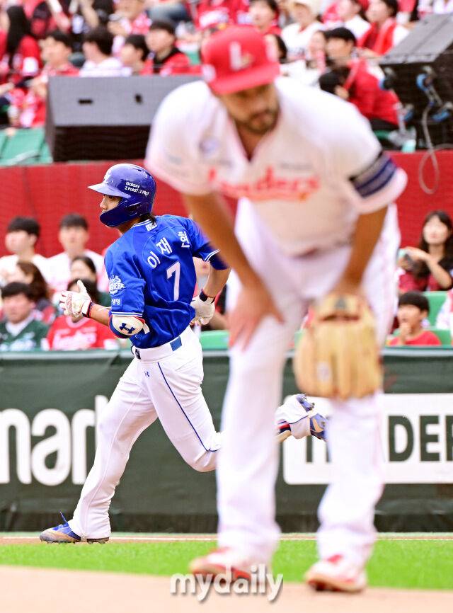 2025년 10월 9일 인천 SSG랜더스필드에서 '2025 신한 SOL뱅크 KBO리그 준플레이오프' 1차전 삼성-SSG의 경기. 삼성 이재현이 1회초 선두타자로 등장해 SSG 화이트를 상대로 선제 솔로 홈런을 때린 뒤 그라운드를 돌고 있다./인천 = 곽경훈 기자