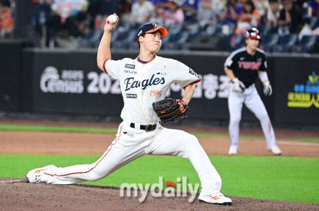 2025년 9월 27일 오후 대전 한화생명 볼파크에서 열린 '2025 신한 SOL뱅크 KBO 리그' LG 트윈스와 한화 이글스의 경기. 한화 엄상백이 7회초 구원등판해 역투하고 있다./대전=유진형 기자 zolong@mydaily.co.kr
