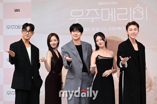 배우 배나라, 신슬기, 최우식, 정소민, 서범준(왼쪽부터)이 인사하고 있다. / 유진형 기자(zolong@mydaily.co.kr)