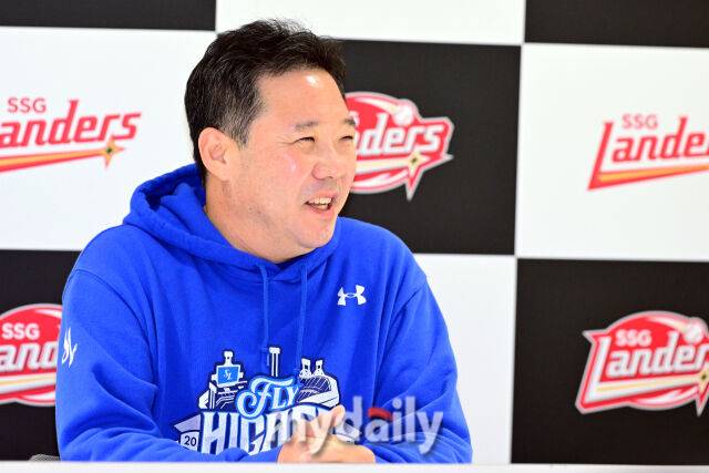 2025년 10월 10일 인천 SSG랜더스필드에서 '2025 신한 SOL뱅크 KBO리그 준플레이오프' 2차전 삼성-SSG의 경기. 경기 전 삼성 박진만 감독이 취재진과 인터뷰를 하고 있다./인천=곽경훈 기자 kphoto@mydaily.co.kr