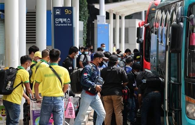 단체버스 타는 외국인 근로자들 [연합]