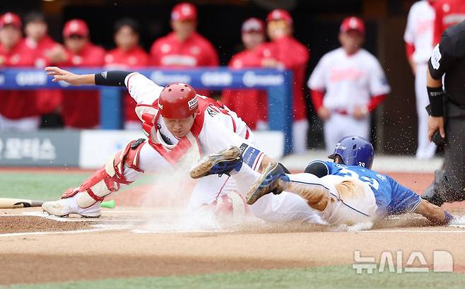 [인천=뉴시스] 조성우 기자 = 9일 인천 미추홀구 SSG랜더스필드에서 열린 2025 KBO 포스트시즌 준플레이오프 1차전 삼성 라이온즈와 SSG 랜더스의 경기, SSG 포수 조형우가 삼성 1회초 공격 1사 주자 3루서 디아즈의 유격수 앞 땅볼 때 3루 주자 김성윤을 태그아웃시키고 있다. 2025.10.09. xconfind@newsis.com