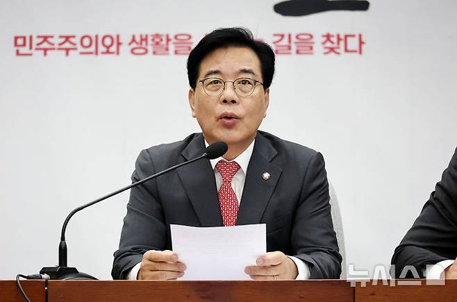 [서울=뉴시스] 김명년 기자 = 송언석 국민의힘 원내대표가 10일 오전 서울 여의도 국회에서 열린 국정감사 대책회의에서 발언하고 있다. 2025.10.10. kmn@newsis.com