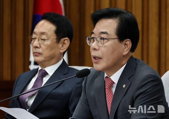 [서울=뉴시스] 김명년 기자 = 송언석 국민의힘 원내대표가 10일 오전 서울 여의도 국회에서 열린 국정감사 대책회의에서 발언하고 있다. 2025.10.10. kmn@newsis.com