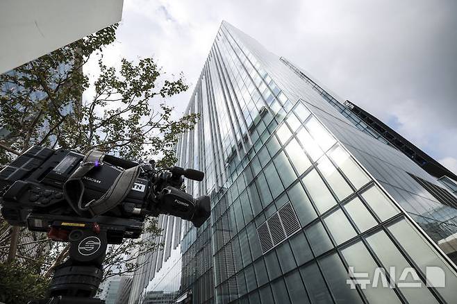 [서울=뉴시스] 정병혁 기자 = 29일 서울 종로구 김건희 특검팀(특별검사 민중기) 사무실 앞에서 취재진이 대기하고 있다. 김건희 특검팀은 이날 특정범죄가중처벌법상 알선수재, 자본시장법 및 정치자금법 위반 혐의로 김건희 여사를 서울중앙지법에 구속 기소했다고 밝혔다. 2025.08.29. jhope@newsis.com