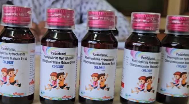 [뉴시스]인도에서 어린이 20여 명이 독성 물질이 섞인 기침 시럽을 복용한 뒤 숨지는 사건이 발생해 현지 사회에 큰 충격을 주고 있다.(사진=NDTV 캡쳐).2025.10.10 *재판매 및 DB 금지